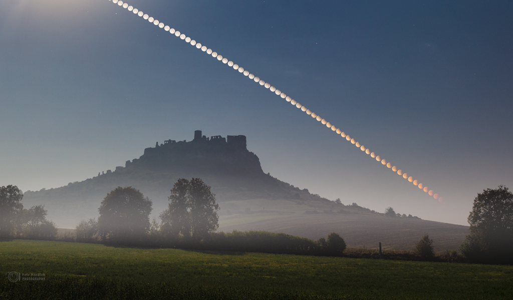 Über einer Ruine verlaufen viele Bilder des Vollmondes. Oben leuchtet er hell, zum Horizont hin taucht er teilweise in den Erdschatten ein.